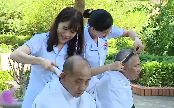 Nữ điều dưỡng 25 năm tận tâm với các thương binh - Ảnh 1. Nữ điều dưỡng 25 năm tận tâm với các thương binh - Ảnh 1.