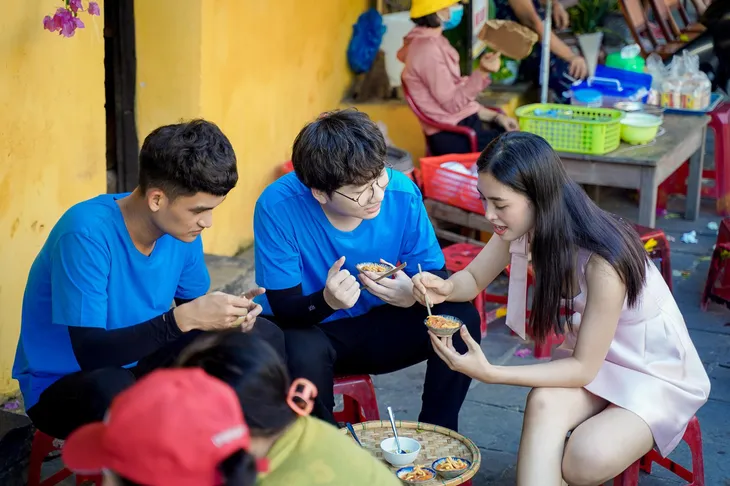 Hoa hậu Tiểu Vy chứng tỏ độ sành ăn khiến Mạc Văn Khoa, Phát La tròn mắt - Ảnh 2.