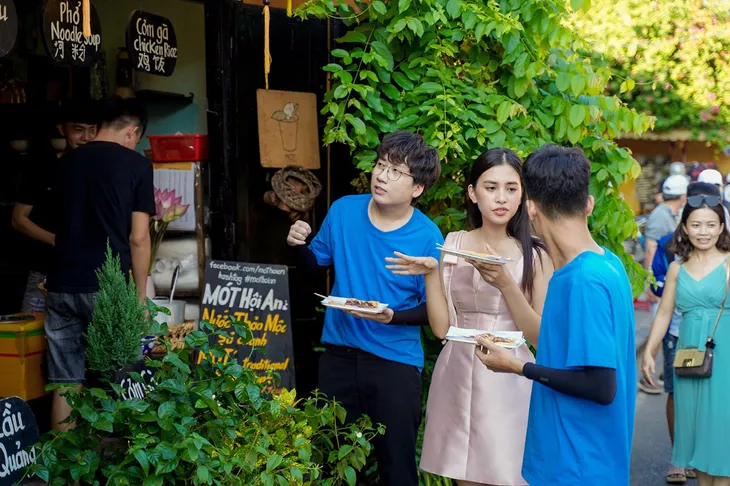 Hoa hậu Tiểu Vy chứng tỏ độ sành ăn khiến Mạc Văn Khoa, Phát La tròn mắt - Ảnh 1.