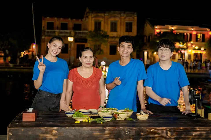 Hoa hậu Tiểu Vy chứng tỏ độ sành ăn khiến Mạc Văn Khoa, Phát La tròn mắt - Ảnh 4.