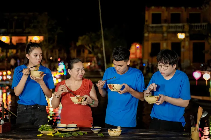 Hoa hậu Tiểu Vy chứng tỏ độ sành ăn khiến Mạc Văn Khoa, Phát La tròn mắt - Ảnh 3.
