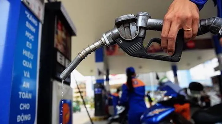 Giá xăng tiếp tục có thể đứng im vào ngày mai (28/7) - Ảnh 1. Giá xăng tiếp tục có thể đứng im vào ngày mai (28/7) - Ảnh 1.