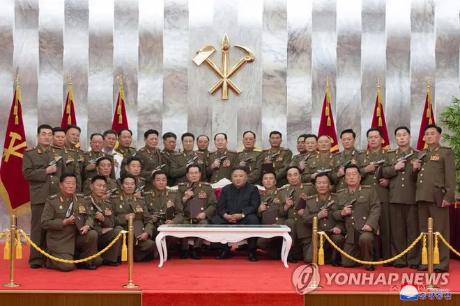 Nhà lãnh đạo Kim Jong-un thăm nghĩa trang liệt sĩ, tặng súng cho chỉ huy quân đội - Ảnh 1. Nhà lãnh đạo Kim Jong-un thăm nghĩa trang liệt sĩ, tặng súng cho chỉ huy quân đội - Ảnh 1.
