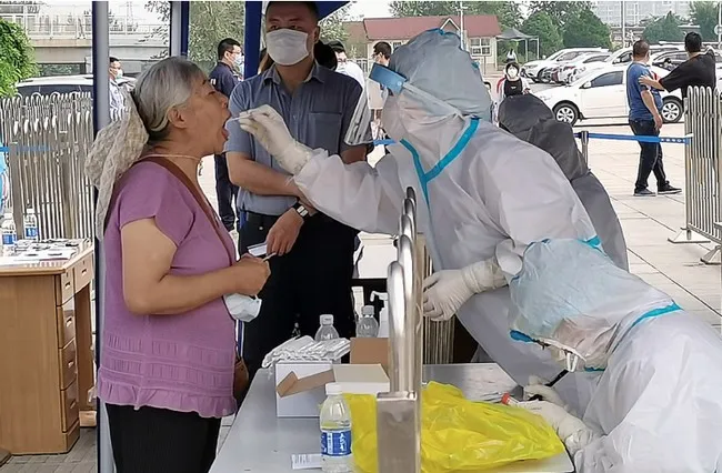 Trung Quốc phong tỏa 2 điểm nóng COVID-19 theo kiểu thời chiến - Ảnh 1. Trung Quốc phong tỏa 2 điểm nóng COVID-19 theo kiểu thời chiến - Ảnh 1.