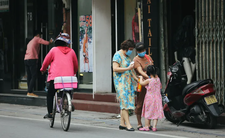 Người dân Hà Nội lại chăm đeo khẩu trang sau hàng loạt ca COVID-19 mới - Ảnh 5. Người dân Hà Nội lại chăm đeo khẩu trang sau hàng loạt ca COVID-19 mới - Ảnh 5.