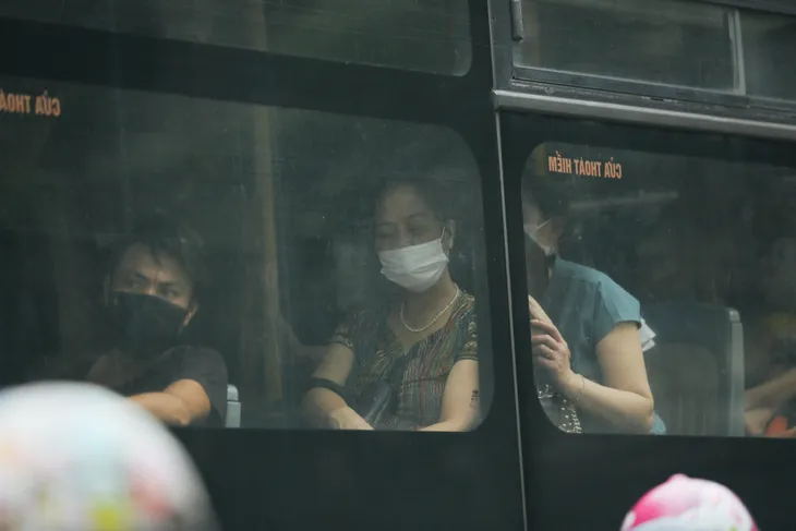 Người dân Hà Nội lại chăm đeo khẩu trang sau hàng loạt ca COVID-19 mới - Ảnh 6. Người dân Hà Nội lại chăm đeo khẩu trang sau hàng loạt ca COVID-19 mới - Ảnh 6.