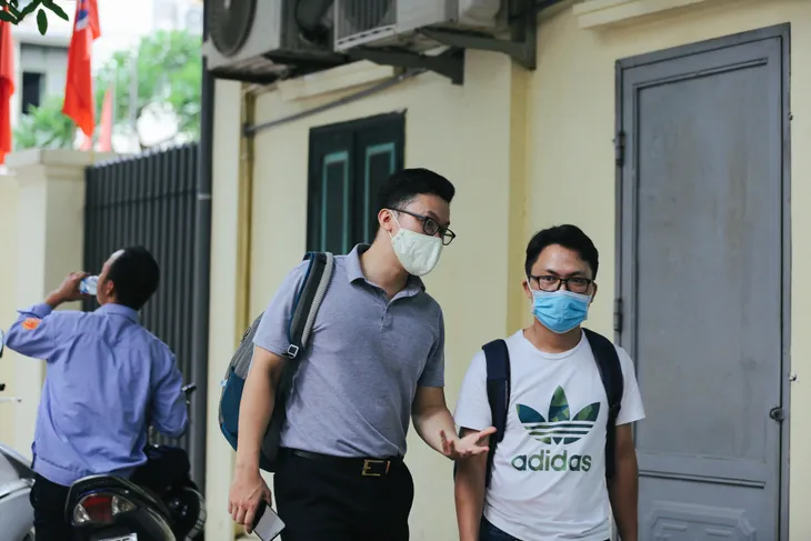 Người dân Hà Nội lại chăm đeo khẩu trang sau hàng loạt ca COVID-19 mới - Ảnh 3. Người dân Hà Nội lại chăm đeo khẩu trang sau hàng loạt ca COVID-19 mới - Ảnh 3.