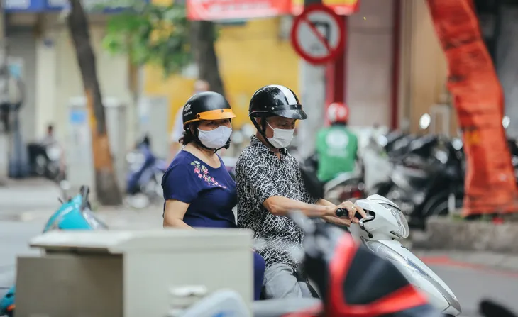 Người dân Hà Nội lại chăm đeo khẩu trang sau hàng loạt ca COVID-19 mới - Ảnh 2. Người dân Hà Nội lại chăm đeo khẩu trang sau hàng loạt ca COVID-19 mới - Ảnh 2.