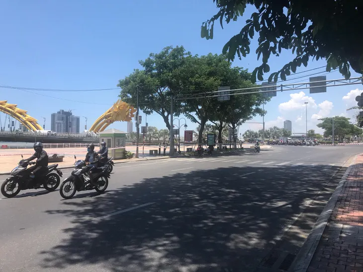 Đà Nẵng vắng lặng, khác thường trong ngày giãn cách xã hội đầu tiên - Ảnh 3.