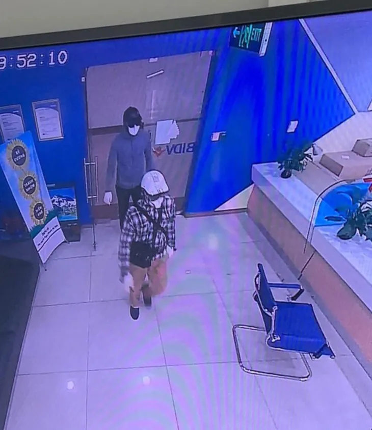 Vụ cướp ngân hàng BIDV tại Hà Nội diễn ra như thế nào? - Ảnh 2. Vụ cướp ngân hàng BIDV tại Hà Nội diễn ra như thế nào? - Ảnh 2.