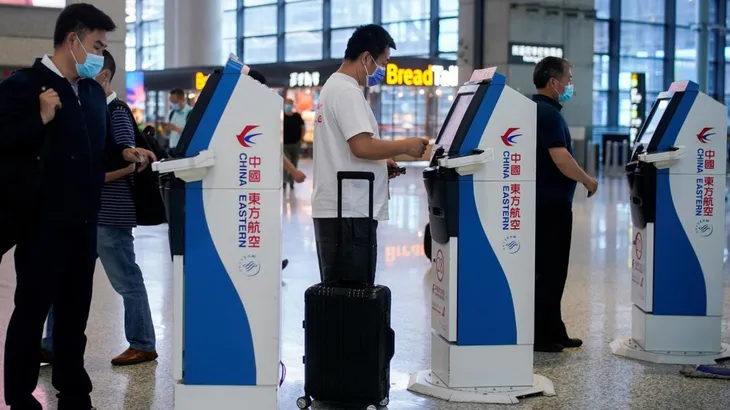 Làn sóng COVID-19 thứ 2 kéo lùi triển vọng phục hồi của ngành hàng không - Ảnh 1. Làn sóng COVID-19 thứ 2 kéo lùi triển vọng phục hồi của ngành hàng không - Ảnh 1.