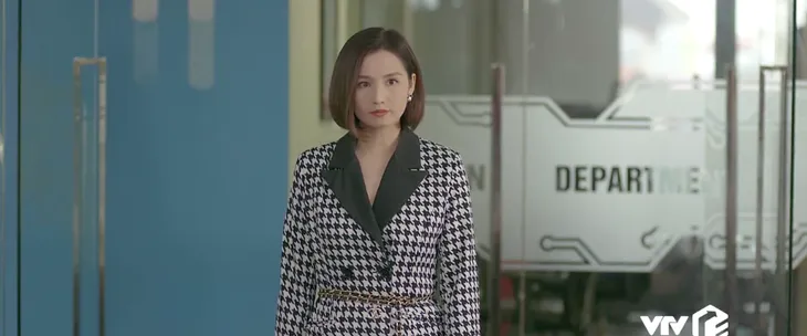 Tình yêu và tham vọng - Tập 38: Linh dốc hết tiền bạc trả nợ thay mẹ kế, đau lòng nghe Minh xử phạt - Ảnh 12. Tình yêu và tham vọng - Tập 38: Linh dốc hết tiền bạc trả nợ thay mẹ kế, đau lòng nghe Minh xử phạt - Ảnh 12.