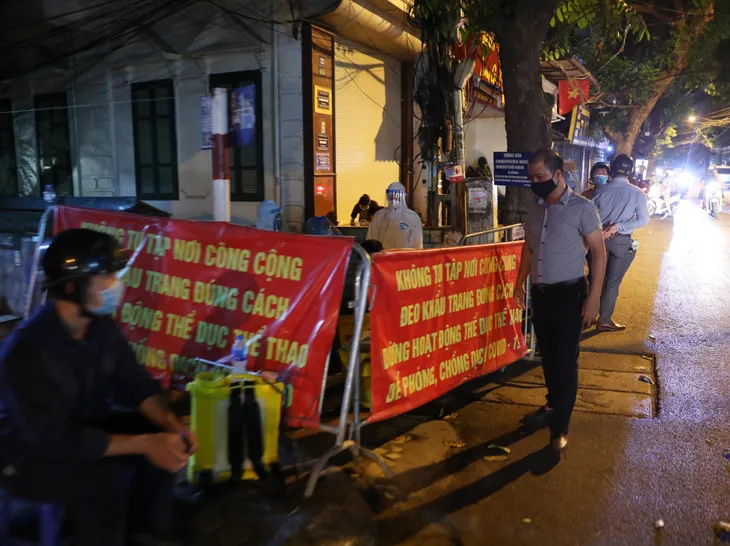 Thêm ca nghi dương tính với SARS-CoV-2, Hà Nội phong tỏa 1 khu phố ngay trong đêm - Ảnh 4.