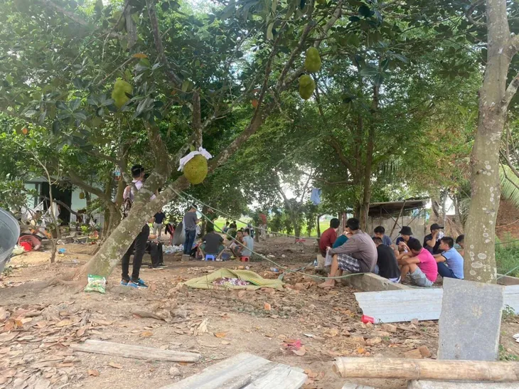 Sới bạc bố trí xe đưa đón con bạc, chọn cánh đồng vắng vẻ để sát phạt - Ảnh 1. Sới bạc bố trí xe đưa đón con bạc, chọn cánh đồng vắng vẻ để sát phạt - Ảnh 1.