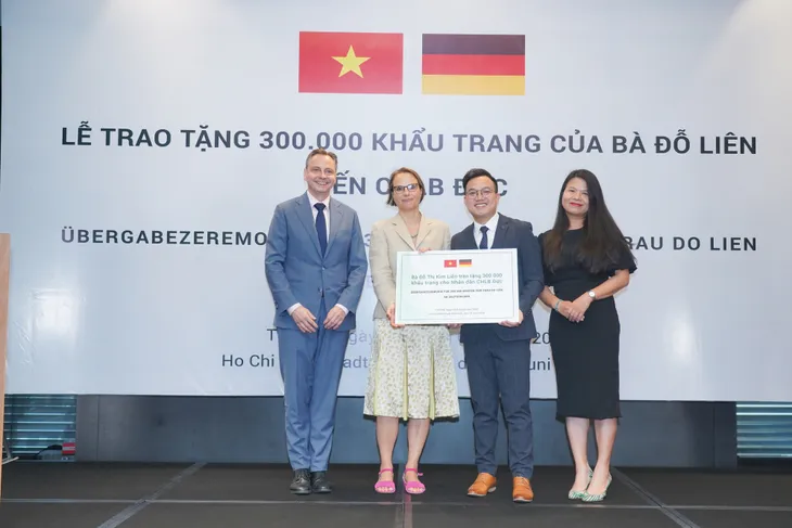 300.000 khẩu trang từ Quỹ Môi trường Xanh Việt Nam đến tay người dân CHLB Đức - Ảnh 3. 300.000 khẩu trang từ Quỹ Môi trường Xanh Việt Nam đến tay người dân CHLB Đức - Ảnh 3.