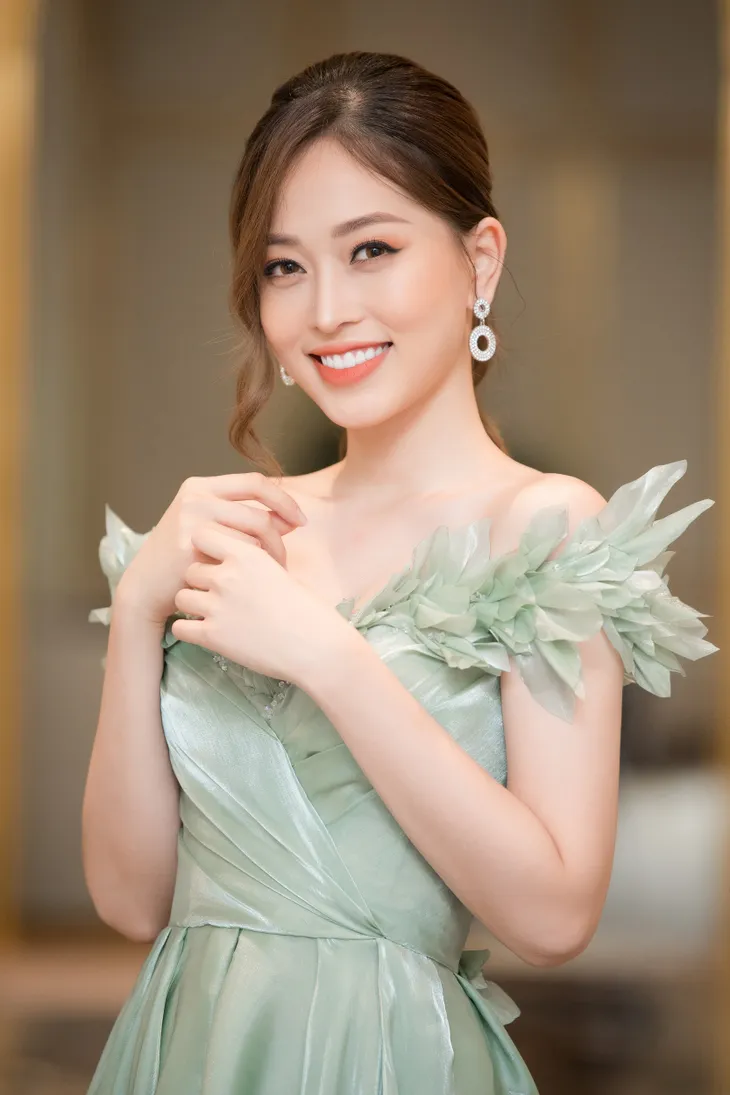 Bộ đôi Hoa hậu “song Linh” đọ độ nóng bỏng khi “đụng” đầm vàng - Ảnh 11. Bộ đôi Hoa hậu “song Linh” đọ độ nóng bỏng khi “đụng” đầm vàng - Ảnh 11.