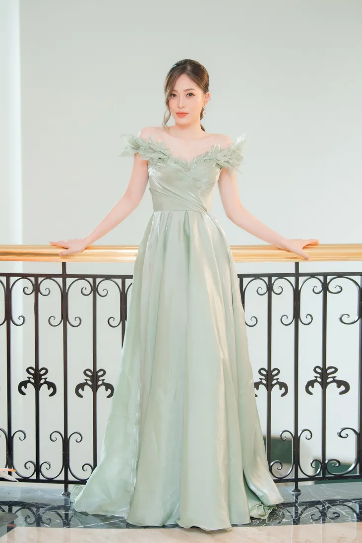 Bộ đôi Hoa hậu “song Linh” đọ độ nóng bỏng khi “đụng” đầm vàng - Ảnh 10. Bộ đôi Hoa hậu “song Linh” đọ độ nóng bỏng khi “đụng” đầm vàng - Ảnh 10.