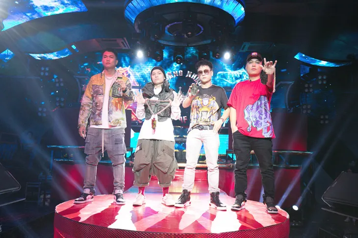 Lộ diện 4 rapper ngồi ghế nóng ngày đầu tiên quay hình King Of Rap 2020 - Ảnh 1. Lộ diện 4 rapper ngồi ghế nóng ngày đầu tiên quay hình King Of Rap 2020 - Ảnh 1.