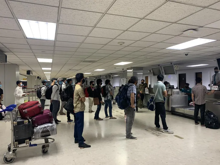 200 công dân Việt Nam từ Sri Lanka, Bangladesh về nước an toàn - Ảnh 1. 200 công dân Việt Nam từ Sri Lanka, Bangladesh về nước an toàn - Ảnh 1.