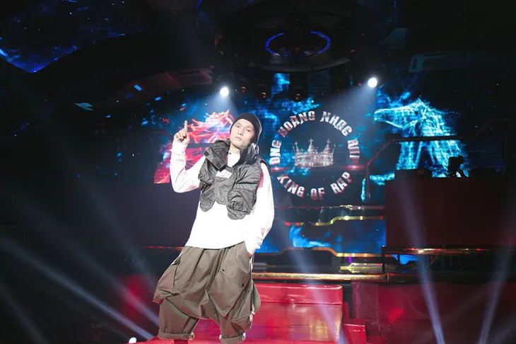 Lộ diện 4 rapper ngồi ghế nóng ngày đầu tiên quay hình King Of Rap 2020 - Ảnh 4. Lộ diện 4 rapper ngồi ghế nóng ngày đầu tiên quay hình King Of Rap 2020 - Ảnh 4.