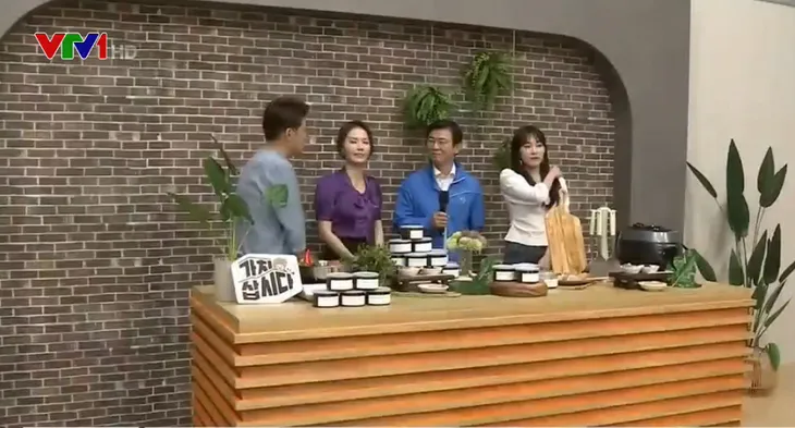 Bộ trưởng Hàn Quốc tham gia livestream bán hàng nhằm kích cầu tiêu dùng - Ảnh 1. Bộ trưởng Hàn Quốc tham gia livestream bán hàng nhằm kích cầu tiêu dùng - Ảnh 1.