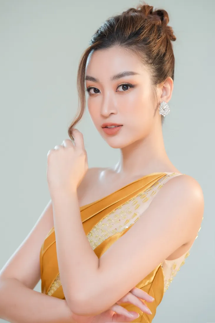 Bộ đôi Hoa hậu “song Linh” đọ độ nóng bỏng khi “đụng” đầm vàng - Ảnh 4. Bộ đôi Hoa hậu “song Linh” đọ độ nóng bỏng khi “đụng” đầm vàng - Ảnh 4.