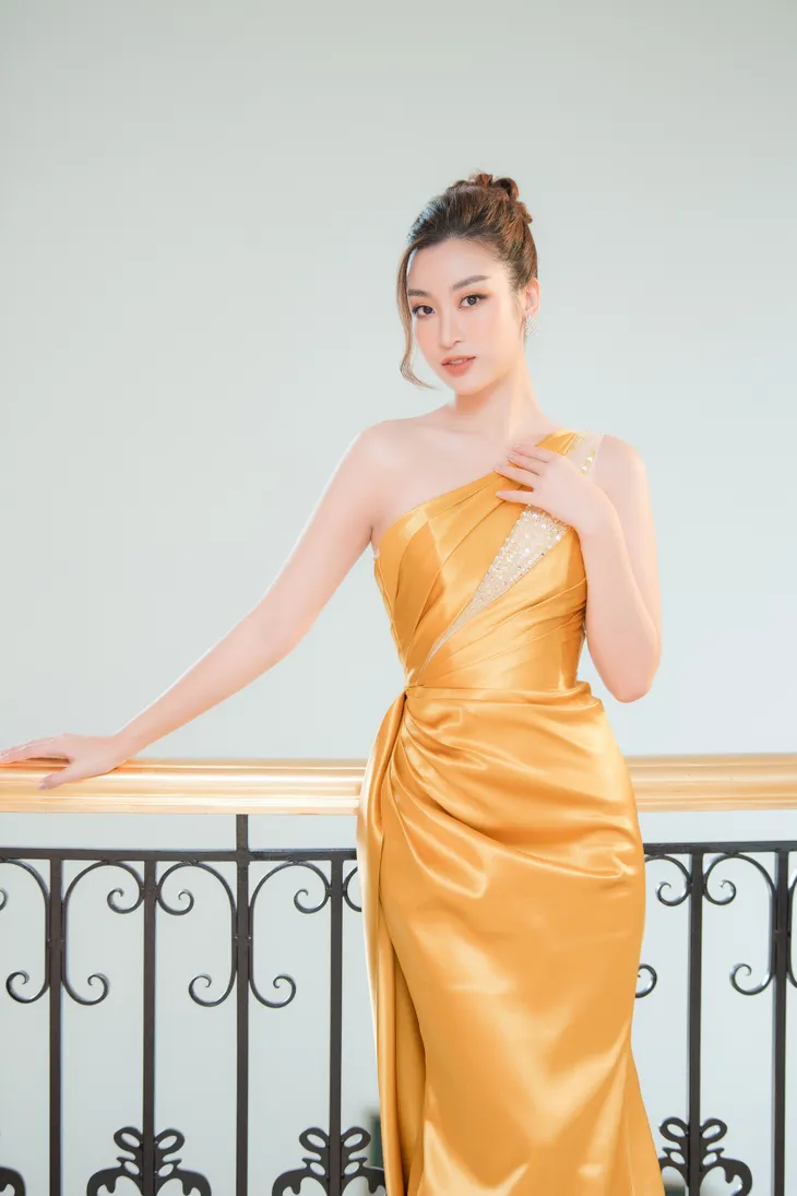 Bộ đôi Hoa hậu “song Linh” đọ độ nóng bỏng khi “đụng” đầm vàng - Ảnh 3. Bộ đôi Hoa hậu “song Linh” đọ độ nóng bỏng khi “đụng” đầm vàng - Ảnh 3.