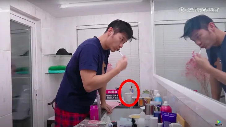 Chỉ vì một cái bàn chải đánh răng, hôn phu cũ của Phạm Băng Băng lộ có bạn gái mới - Ảnh 1. Chỉ vì một cái bàn chải đánh răng, hôn phu cũ của Phạm Băng Băng lộ có bạn gái mới - Ảnh 1.