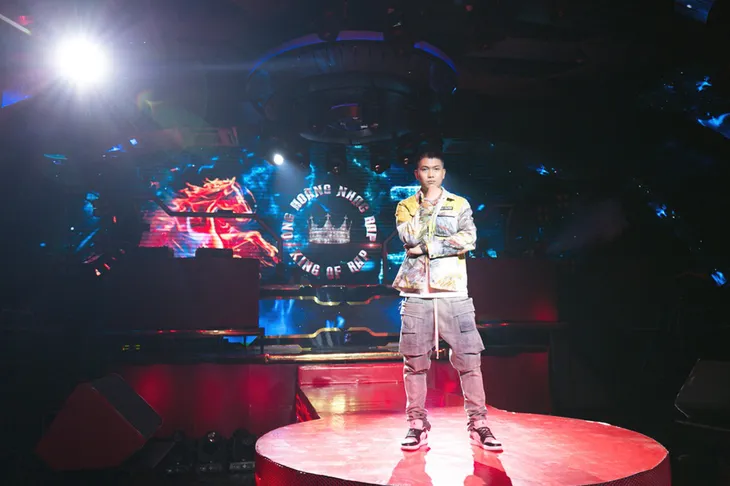Lộ diện 4 rapper ngồi ghế nóng ngày đầu tiên quay hình King Of Rap 2020 - Ảnh 5. Lộ diện 4 rapper ngồi ghế nóng ngày đầu tiên quay hình King Of Rap 2020 - Ảnh 5.