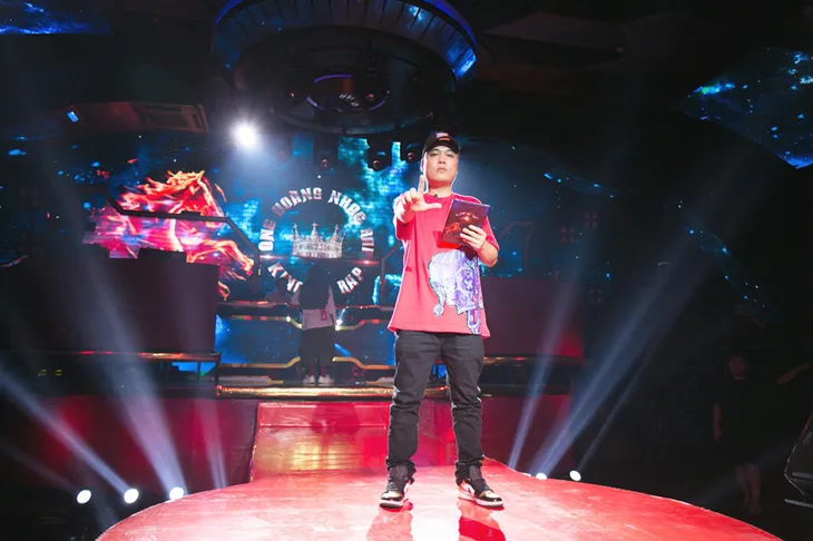 Lộ diện 4 rapper ngồi ghế nóng ngày đầu tiên quay hình King Of Rap 2020 - Ảnh 2. Lộ diện 4 rapper ngồi ghế nóng ngày đầu tiên quay hình King Of Rap 2020 - Ảnh 2.
