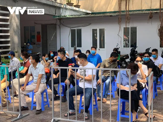Hà Nội xét nghiệm COVID-19 cho gần 1.500 người vừa về từ Đà Nẵng - Ảnh 1. Hà Nội xét nghiệm COVID-19 cho gần 1.500 người vừa về từ Đà Nẵng - Ảnh 1.