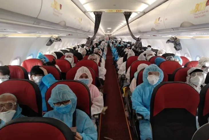 Đưa gần 240 công dân Việt Nam từ Myanmar về nước - Ảnh 1. Đưa gần 240 công dân Việt Nam từ Myanmar về nước - Ảnh 1.