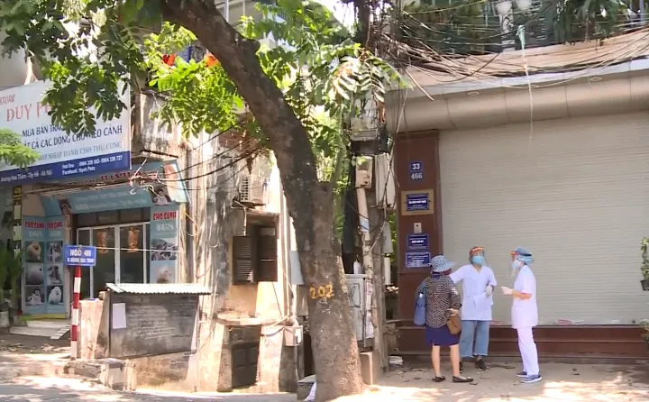 Hà Nội dỡ bỏ hàng rào phong tỏa ngõ 466 phố Hoàng Hoa Thám - Ảnh 1. Hà Nội dỡ bỏ hàng rào phong tỏa ngõ 466 phố Hoàng Hoa Thám - Ảnh 1.