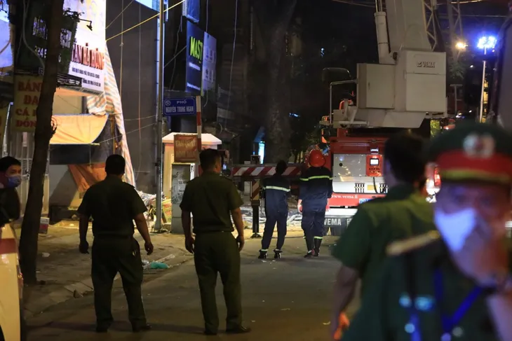 Sập giàn giáo ở Hà Nội, ít nhất 4 người thương vong - Ảnh 6. Sập giàn giáo ở Hà Nội, ít nhất 4 người thương vong - Ảnh 6.