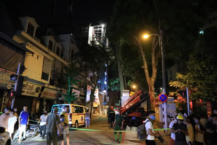 Sập giàn giáo ở Hà Nội, ít nhất 4 người thương vong - Ảnh 1. Sập giàn giáo ở Hà Nội, ít nhất 4 người thương vong - Ảnh 1.