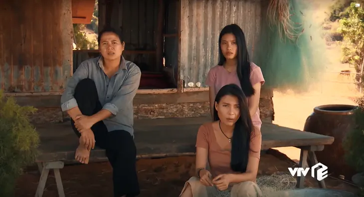Cát đỏ - Tập 1: Những người đàn ông tạo nên xóm chửa hoang lần lượt xuất hiện - Ảnh 3. Cát đỏ - Tập 1: Những người đàn ông tạo nên xóm chửa hoang lần lượt xuất hiện - Ảnh 3.