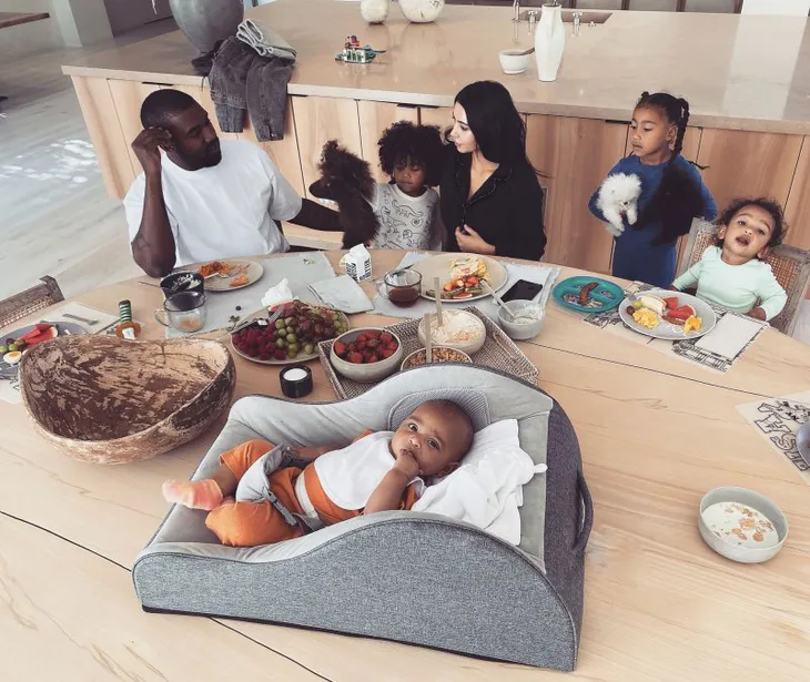 Kim Kardashian đang tính chuyện ly hôn Kanye West - Ảnh 2. Kim Kardashian đang tính chuyện ly hôn Kanye West - Ảnh 2.