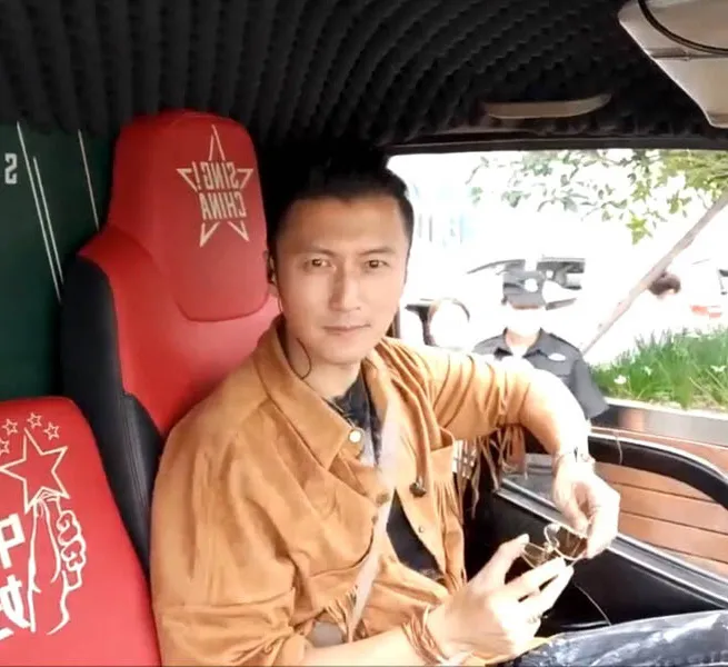 Tạ Đình Phong bị cư dân mạng phản đối vì không đeo khẩu trang khi đi tour Vũ Hán - Ảnh 1. Tạ Đình Phong bị cư dân mạng phản đối vì không đeo khẩu trang khi đi tour Vũ Hán - Ảnh 1.
