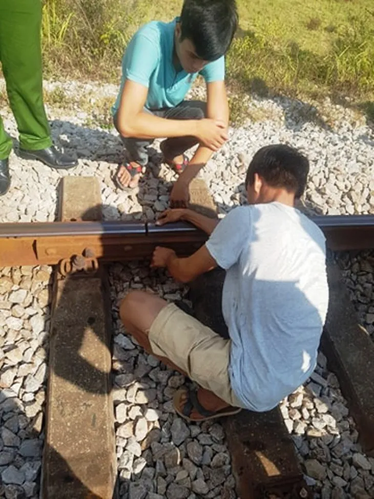 Thiếu tiền chơi game, 2 thanh niên tháo trộm thiết bị đường sắt đem bán sắt vụn - Ảnh 1. Thiếu tiền chơi game, 2 thanh niên tháo trộm thiết bị đường sắt đem bán sắt vụn - Ảnh 1.