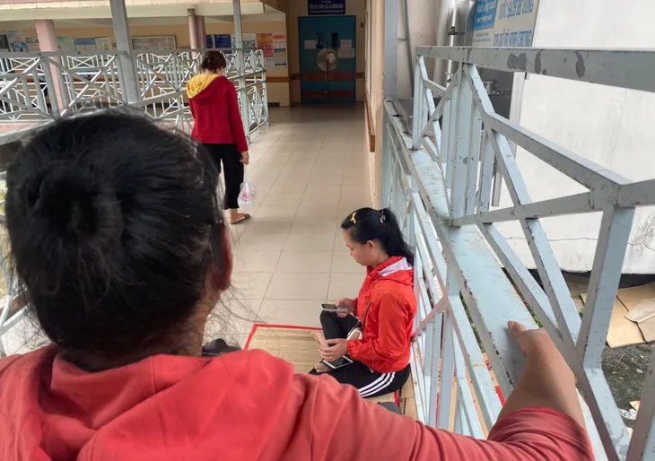 Người mẹ nghi ném kéo đâm thủng tim con trai 9 tuổi khai gì với cơ quan công an? - Ảnh 1.