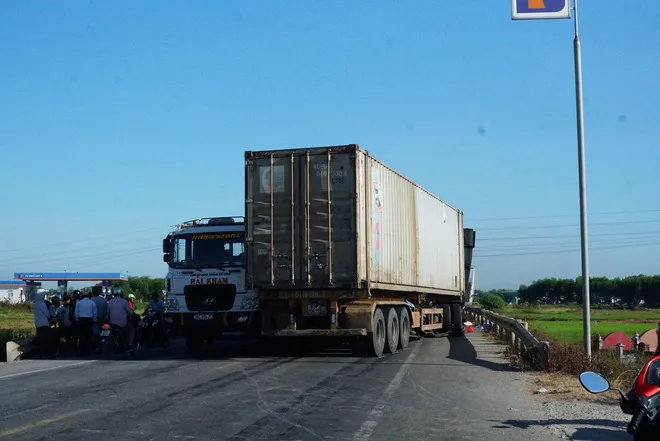 Xe tải đối đầu xe container, 3 người thương vong - Ảnh 3. Xe tải đối đầu xe container, 3 người thương vong - Ảnh 3.