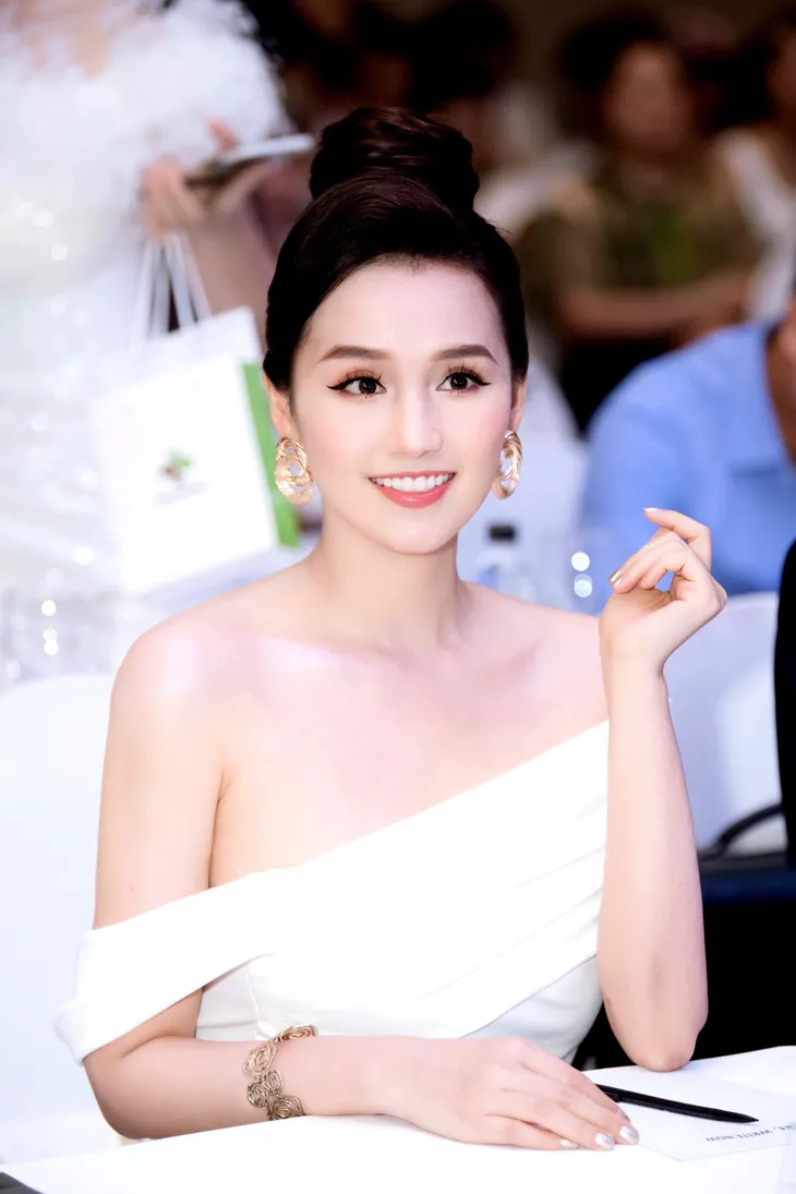 Huyền Lizze, Lã Thanh Huyền, Phương Oanh đọ sắc cùng khung hình - Ảnh 6. Huyền Lizze, Lã Thanh Huyền, Phương Oanh đọ sắc cùng khung hình - Ảnh 6.