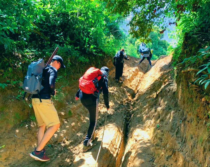 Chinh phục cung đường Tà Năng - Phan Dũng tuyệt đẹp với Hoa hậu Hằng Nguyễn - Ảnh 3.