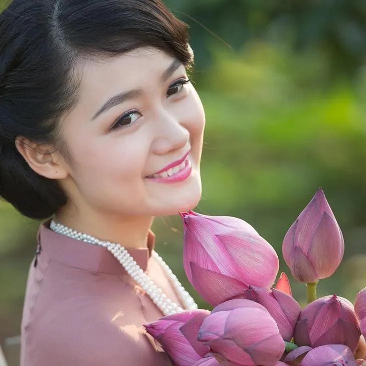 BTV Thời sự Thu Hà đẹp dịu dàng e ấp bên đầm Sen - Ảnh 1. BTV Thời sự Thu Hà đẹp dịu dàng e ấp bên đầm Sen - Ảnh 1.