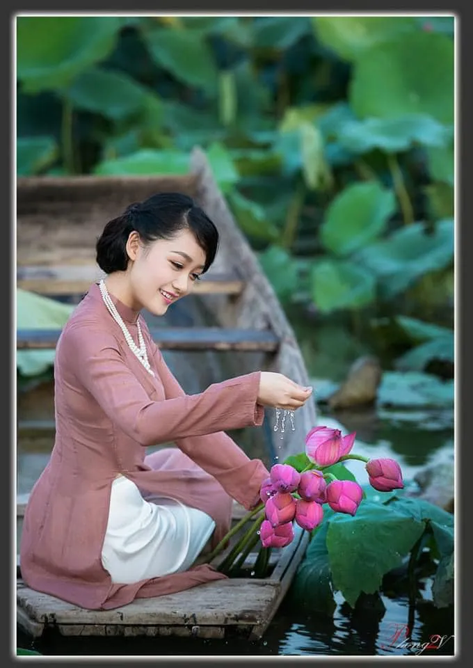 BTV Thời sự Thu Hà đẹp dịu dàng e ấp bên đầm Sen - Ảnh 5. BTV Thời sự Thu Hà đẹp dịu dàng e ấp bên đầm Sen - Ảnh 5.