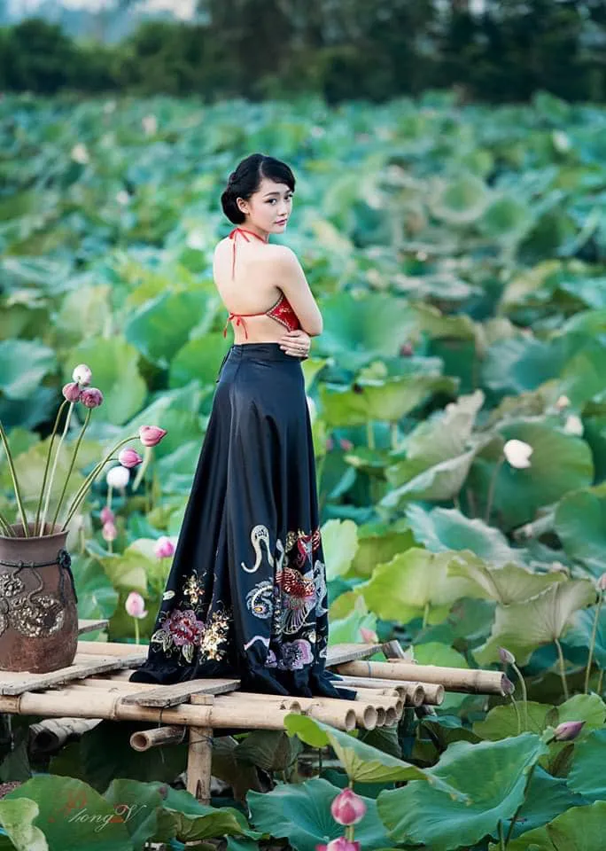 BTV Thời sự Thu Hà đẹp dịu dàng e ấp bên đầm Sen - Ảnh 6. BTV Thời sự Thu Hà đẹp dịu dàng e ấp bên đầm Sen - Ảnh 6.