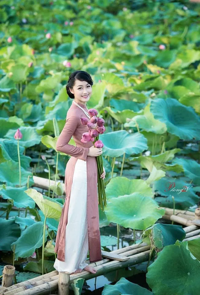 BTV Thời sự Thu Hà đẹp dịu dàng e ấp bên đầm Sen - Ảnh 9. BTV Thời sự Thu Hà đẹp dịu dàng e ấp bên đầm Sen - Ảnh 9.
