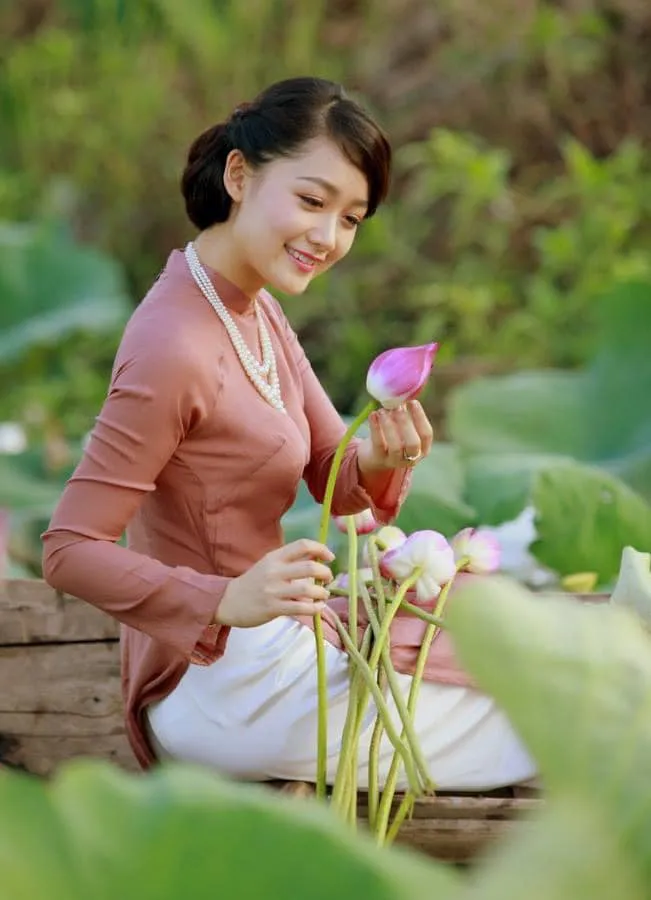 BTV Thời sự Thu Hà đẹp dịu dàng e ấp bên đầm Sen - Ảnh 10. BTV Thời sự Thu Hà đẹp dịu dàng e ấp bên đầm Sen - Ảnh 10.