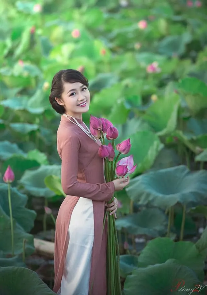 BTV Thời sự Thu Hà đẹp dịu dàng e ấp bên đầm Sen - Ảnh 13. BTV Thời sự Thu Hà đẹp dịu dàng e ấp bên đầm Sen - Ảnh 13.