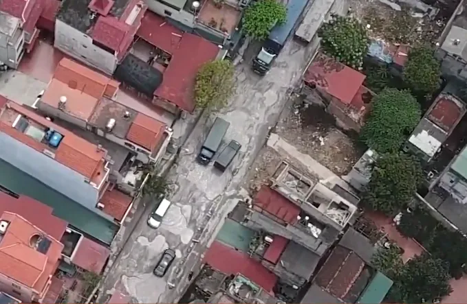 Đoạn đường dài gần 1km có tới gần trăm ổ gà, ổ voi - Ảnh 1. Đoạn đường dài gần 1km có tới gần trăm ổ gà, ổ voi - Ảnh 1.
